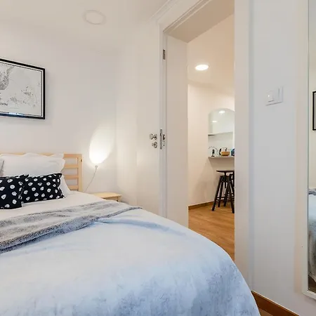 Stylish Apt Nr Alcantara-mar Station 아파트 *